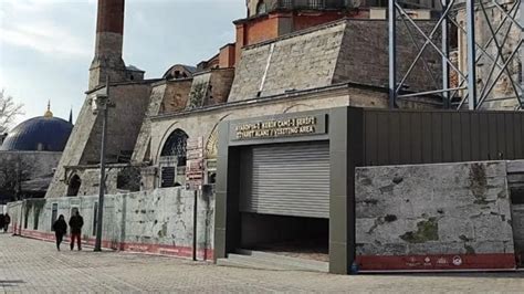 Ayasofya Camii’nin turist kapısına kepenk takıldı